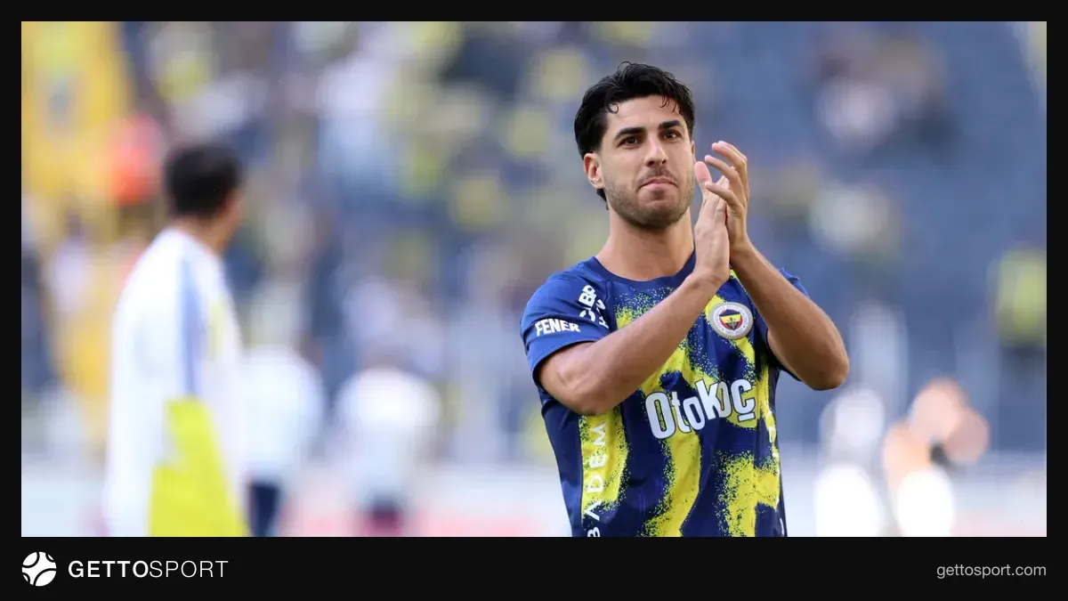 Fenerbahçe formasıyla Asensio ve takım oyuncuları tribün önünde