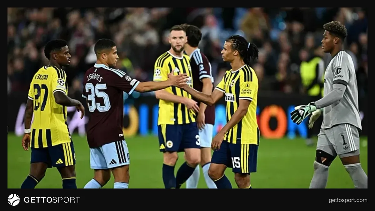 Fenerbahçe forması giymiş futbolcular maç sırasında