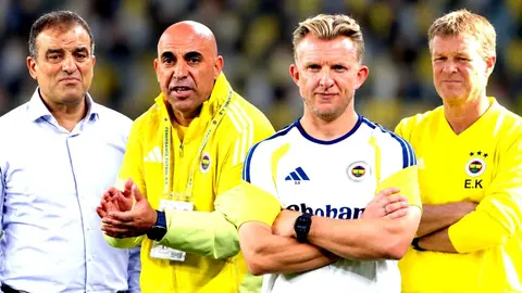 Dirk Kuyt antrenmanda oyuncularla sohbet ederken