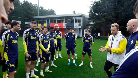 Fenerbahçe oyuncuları saha kenarında veya soyunma odasında