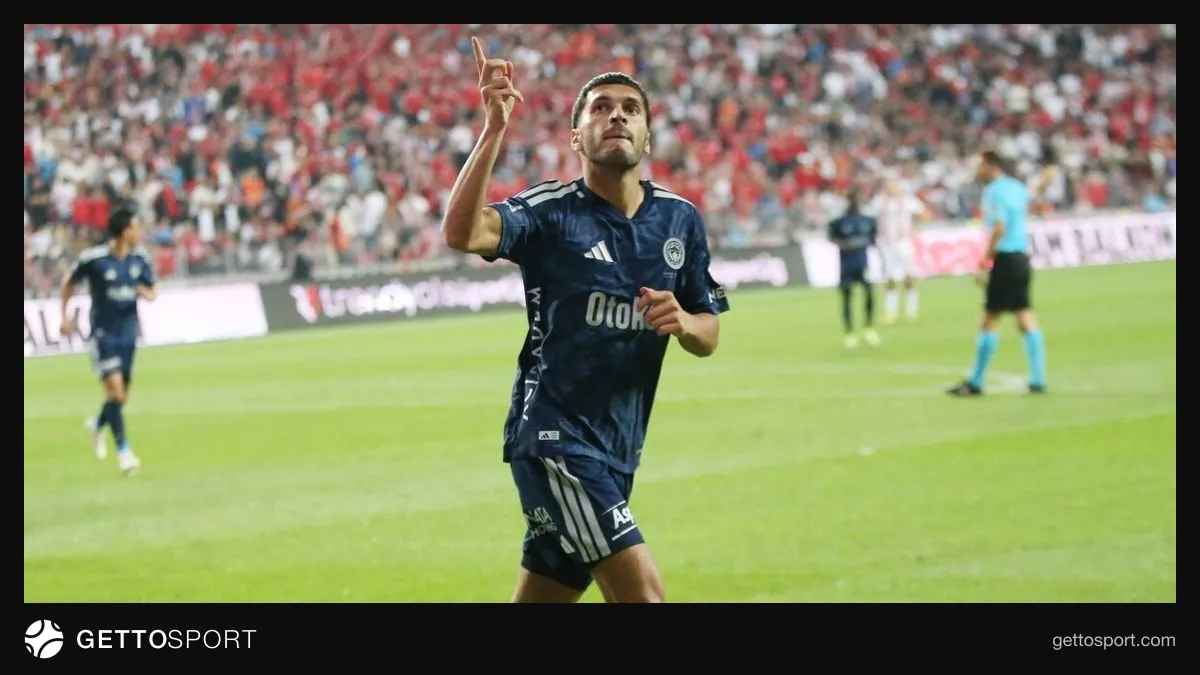 Fenerbahçe formasıyla koşan Oğuz Aydın
