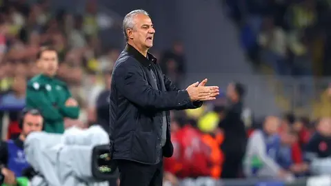 Fenerbahçe teknik direktörü İsmail Kartal maç sırasında talimat verirken