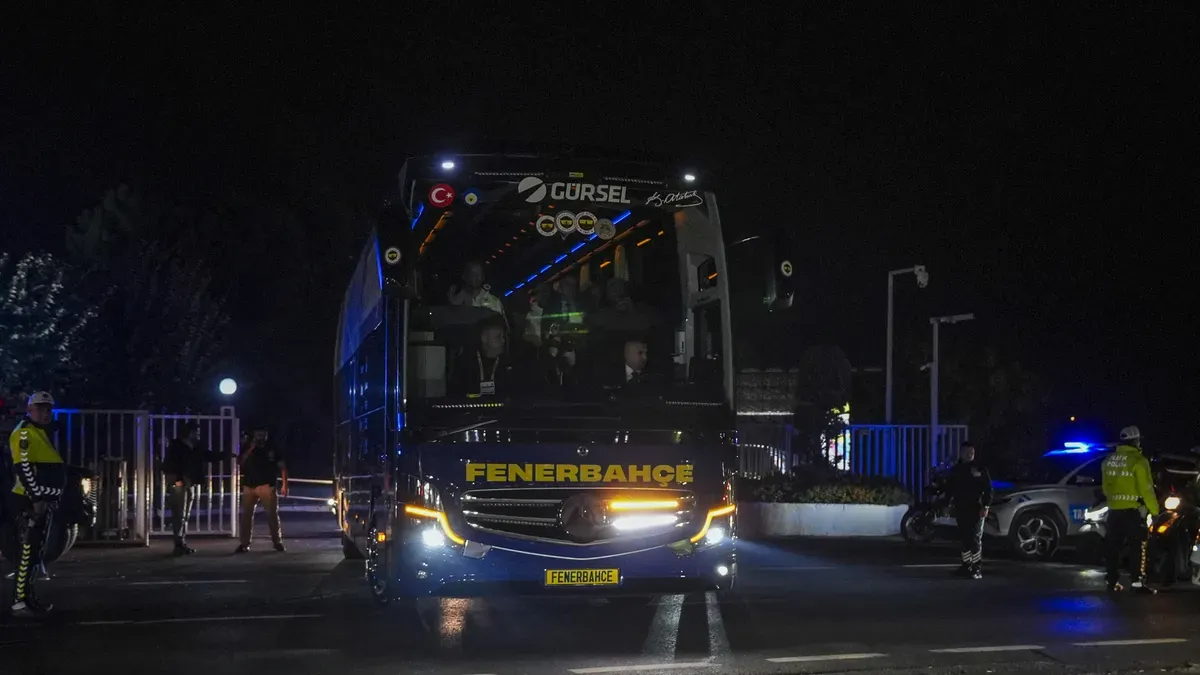 Fenerbahçe takım otobüsü Can Bartu Tesisleri çıkışında taraftarlar ve güvenlik önlemleri