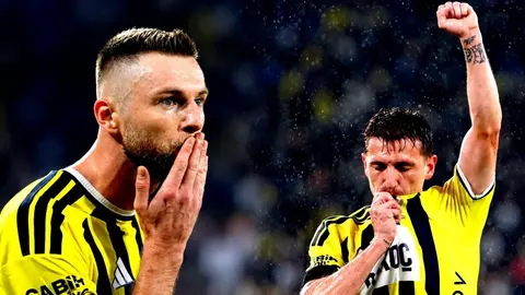 Fenerbahçe kaptanları Milan Skriniar ve Mert Hakan Yandaş takım toplantısında