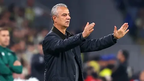 İsmail Kartal talimat verirken; saha kenarında Fenerbahçe oyuncuları antrenmanda