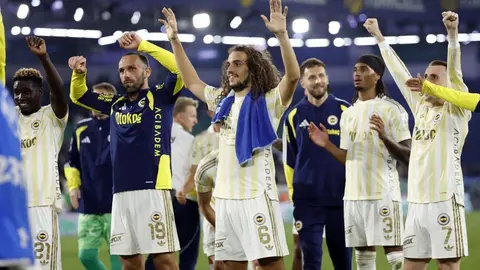 Fenerbahçe forması giymiş oyuncular maç sırasında sahada
