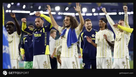 Fenerbahçe forması giymiş oyuncular maç sırasında sahada