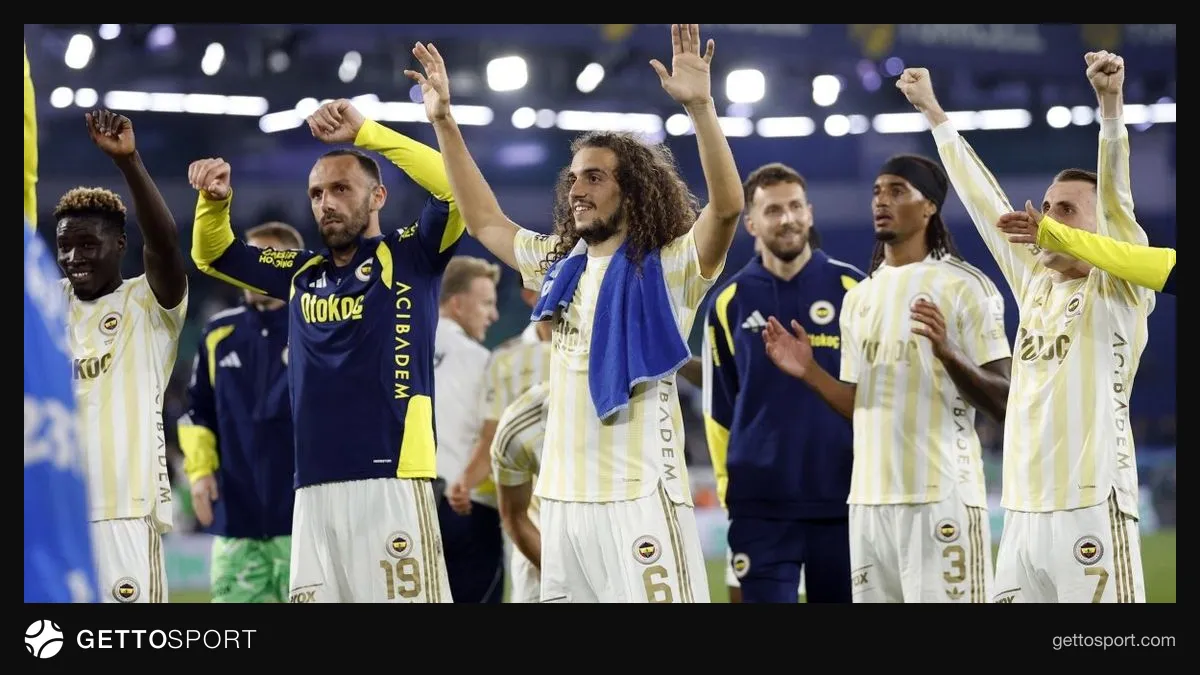 Fenerbahçe forması giymiş oyuncular maç sırasında sahada