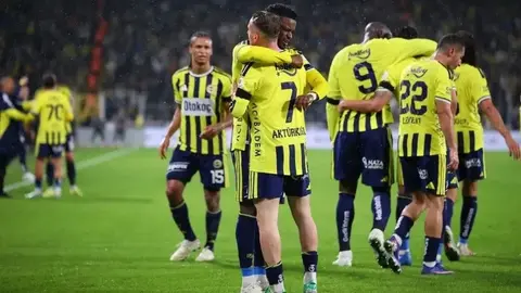 Fenerbahçe ve Liverpool formalarıyla oyuncular, Şükrü Saracoğlu stadyumu