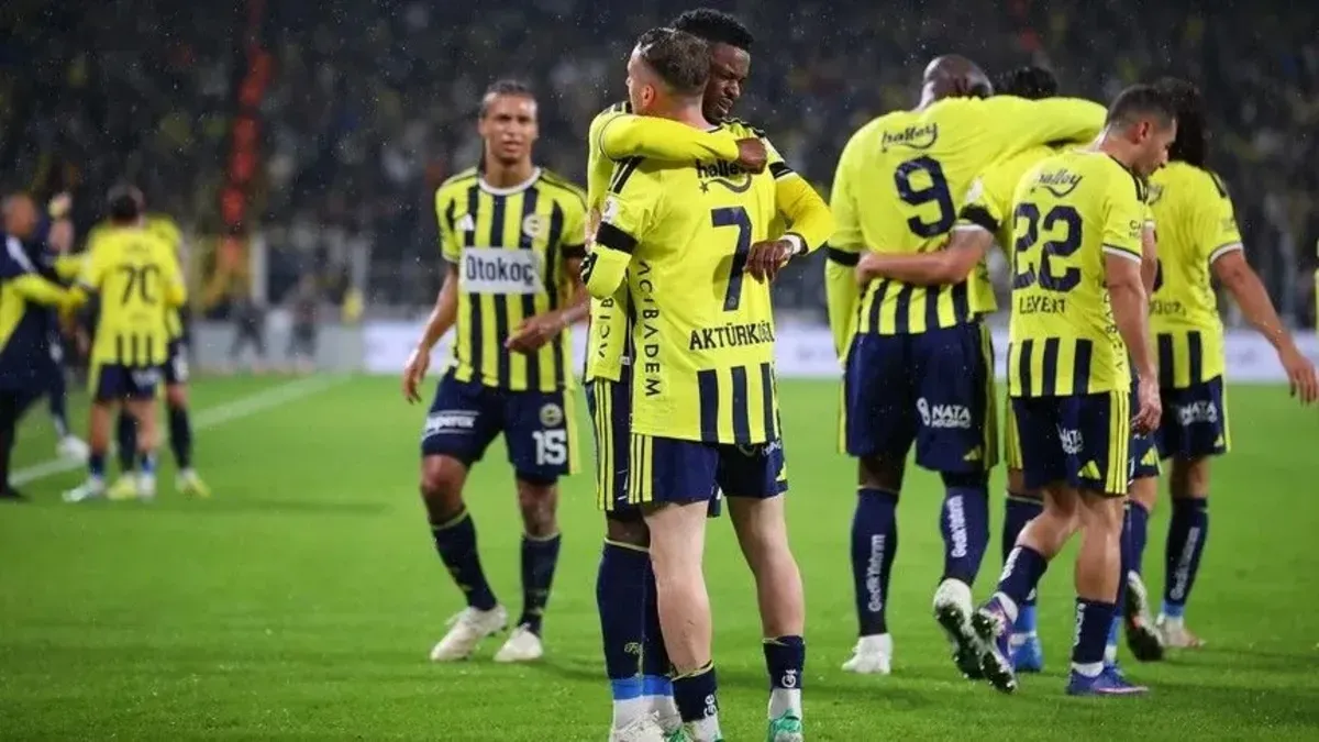 Fenerbahçe ve Liverpool formalarıyla oyuncular, Şükrü Saracoğlu stadyumu