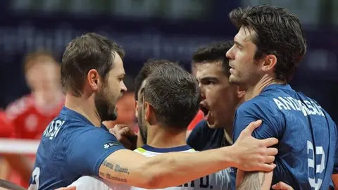 Fenerbahçe Medicana oyuncuları maç sırasında file önünde