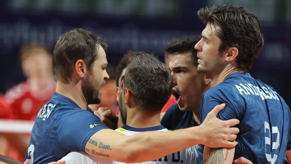 Fenerbahçe Medicana oyuncuları maç sırasında file önünde
