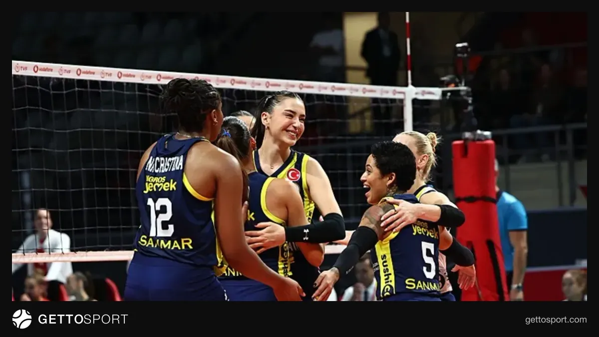 Fenerbahçe Medicana ve Beşiktaş voleybol takımları maç sırasında file önünde mücadele ederken