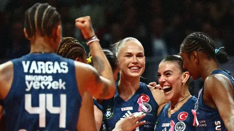 Fenerbahçe Medicana ve Eczacıbaşı Peron voleybolcuları Burhan Felek Vestel Voleybol Salonu'nda maç anında