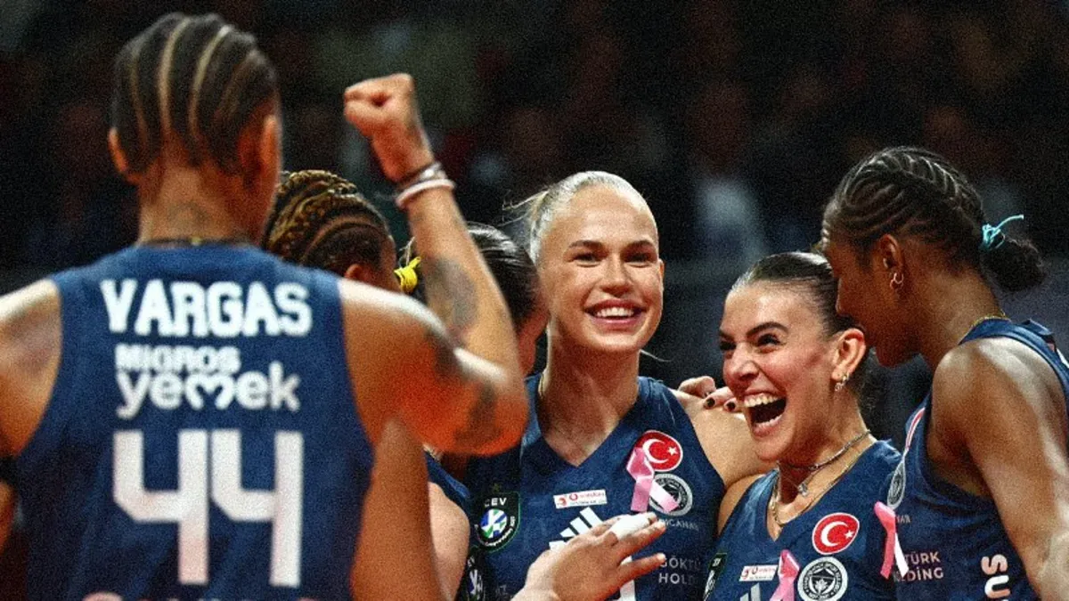 Fenerbahçe Medicana ve Eczacıbaşı Peron voleybolcuları Burhan Felek Vestel Voleybol Salonu'nda maç anında
