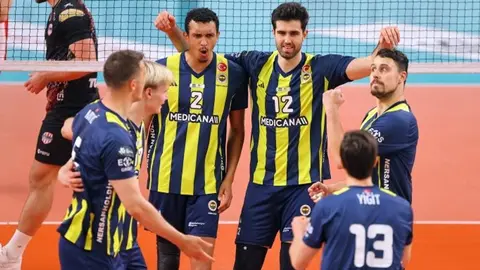 Fenerbahçe Medicana oyuncuları maç sırasında file üstünde mücadele ederken
