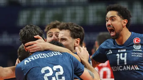 Fenerbahçe Medicana voleybolcuları maçta topa hücum ederken