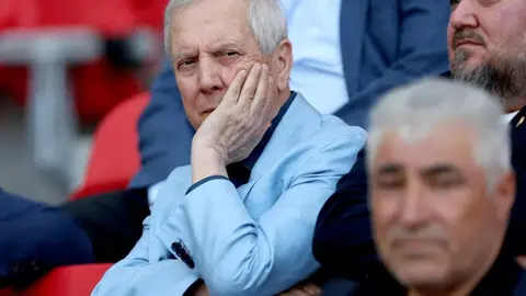 Fenerbahçe yönetimi toplantı yaparken stadyum arka planı
