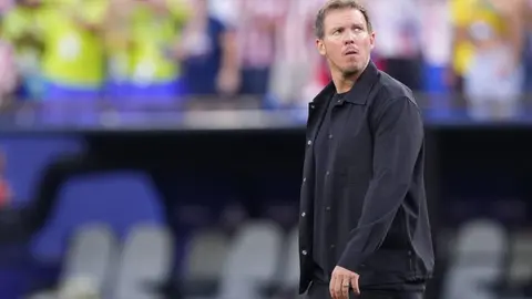 Fenerbahçe yönetimi toplantı yapıyor; Dirk Kuyt ve aday hocaların fotoğrafları