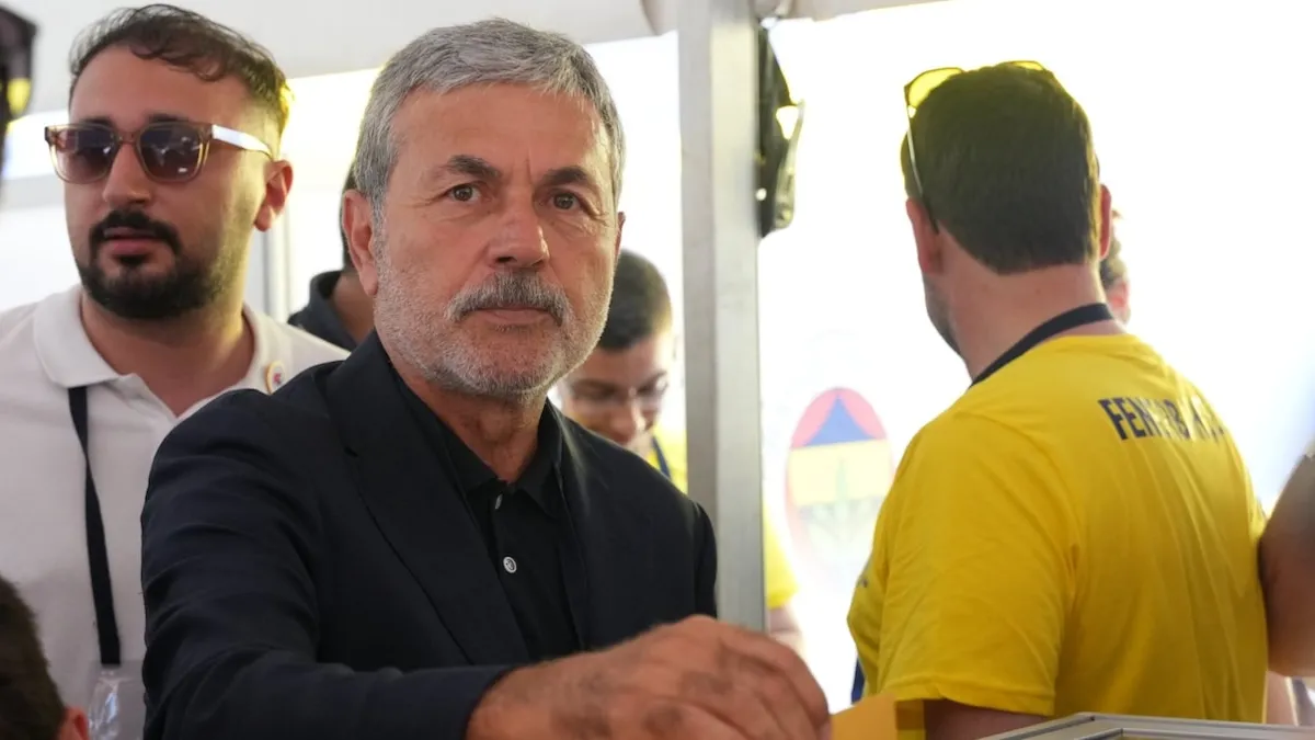 Fenerbahçe yöneticileri Aziz Yıldırım'a sunum yaparken stadyum arka planı