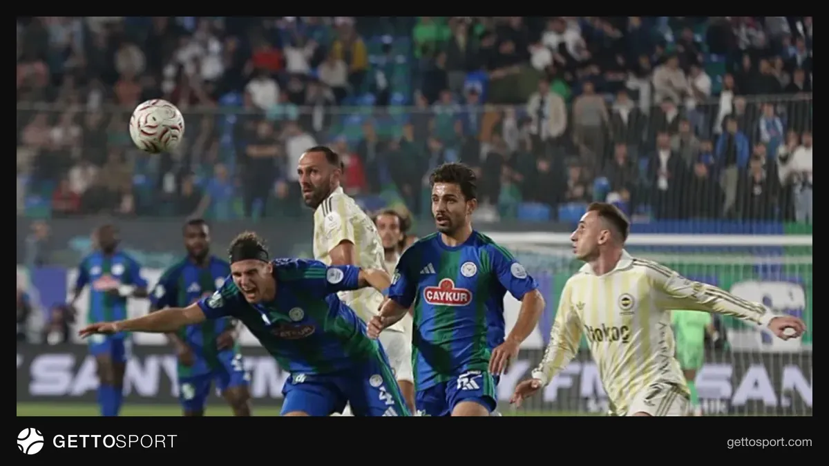 Fenerbahçe oyuncuları maç sonrası sahada