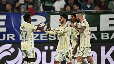 Çaykur Didi Stadyumu'nda Fenerbahçe oyuncuları gol sonrası sevinç