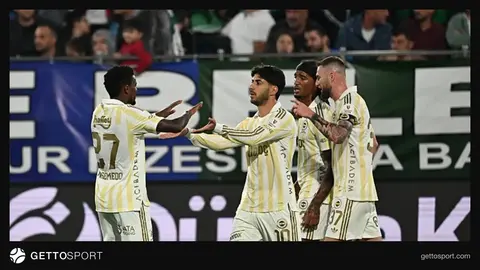 Çaykur Didi Stadyumu'nda Fenerbahçe oyuncuları gol sonrası sevinç