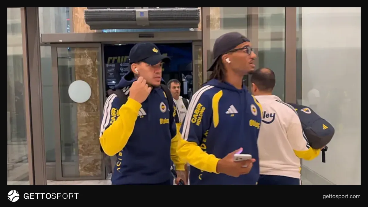 Fenerbahçe kafilesinin Rize-Artvin Havalimanı'nda taraftarlar tarafından karşılanması