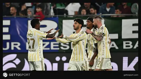 Fenerbahçe oyuncuları Çaykur Rizespor deplasmanında gol sevinci