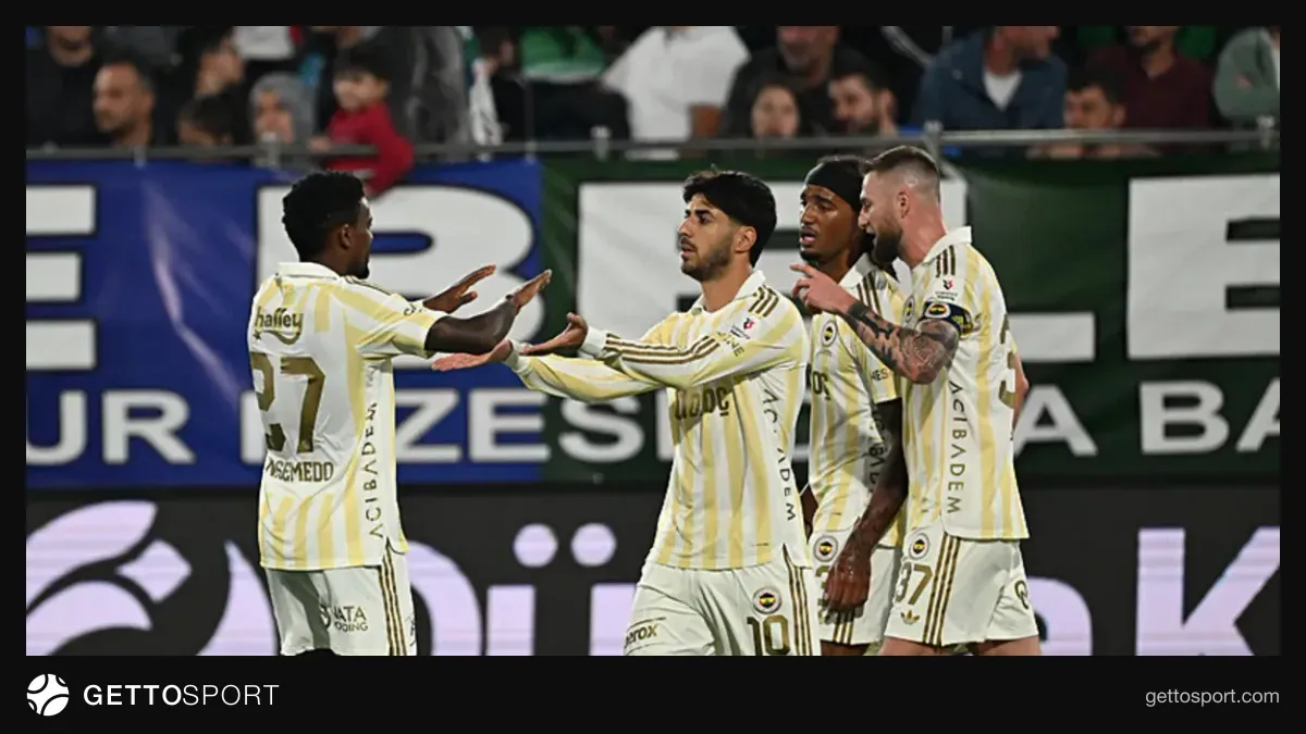 Fenerbahçe oyuncuları Çaykur Rizespor deplasmanında gol sevinci