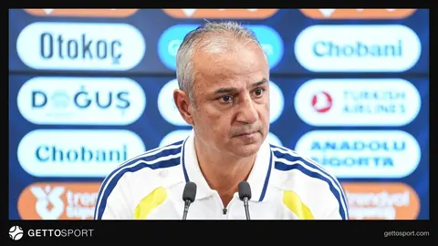 Fenerbahçe oyuncuları Çaykur Didi Stadı'nda galibiyeti kutluyor