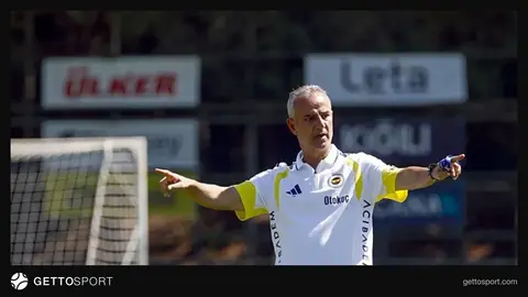 İsmail Kartal taktik talimat verirken, Fenerbahçe oyuncuları antrenmanda