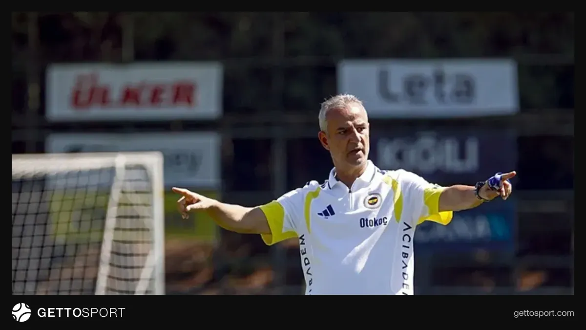 İsmail Kartal taktik talimat verirken, Fenerbahçe oyuncuları antrenmanda