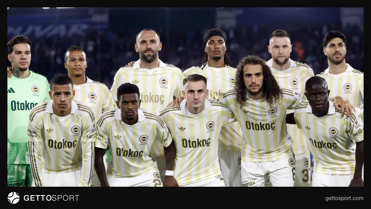 Fenerbahçe oyuncuları gol sevinci ve Milan Skriniar sahada