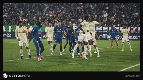 Fenerbahçe oyuncuları kutlama yaparken Çaykur Didi Stadyumu'nda maçtan bir kare