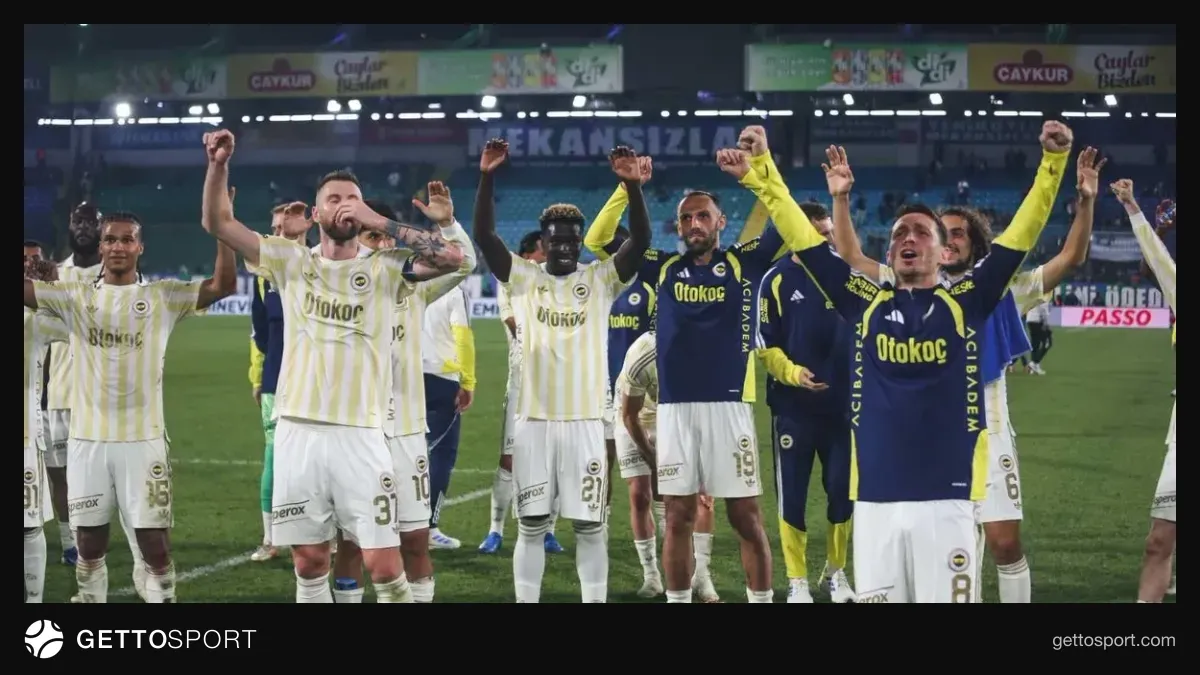 Fenerbahçe oyuncuları gol sevinci ve savunma görüntüsü