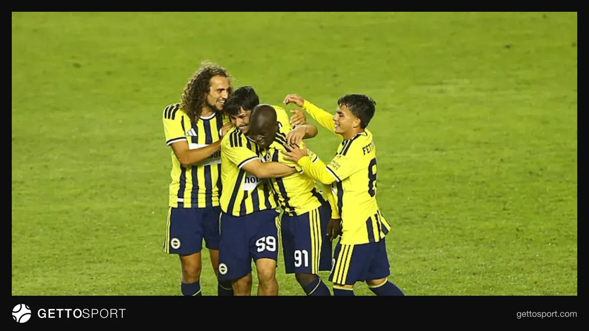 Fenerbahçe antrenmanında oyuncular pas ve taktik çalışması yapıyor