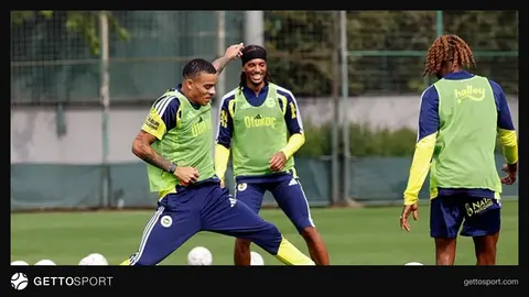 Fenerbahçe oyuncuları antrenmanda pas çalışıyor