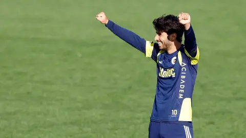 Fenerbahçe antrenmanında sahada topla çalışan oyuncular ve teknik heyet