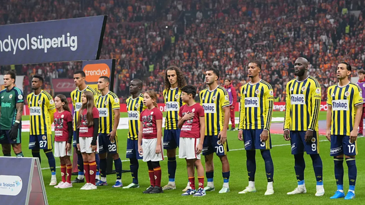 Samandıra Can Bartu Tesisleri önünde toplanan Fenerbahçe taraftarları ve takım otobüsü