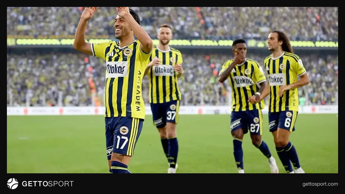 Fenerbahçe futbolcuları sevinç yaşarken takım resmi çekiliyor
