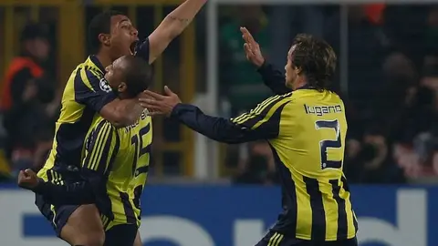 Fenerbahçe formasıyla sahada topa müdahale eden futbolcu