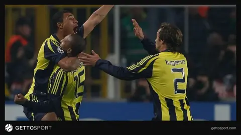 Fenerbahçe formasıyla sahada topa müdahale eden futbolcu