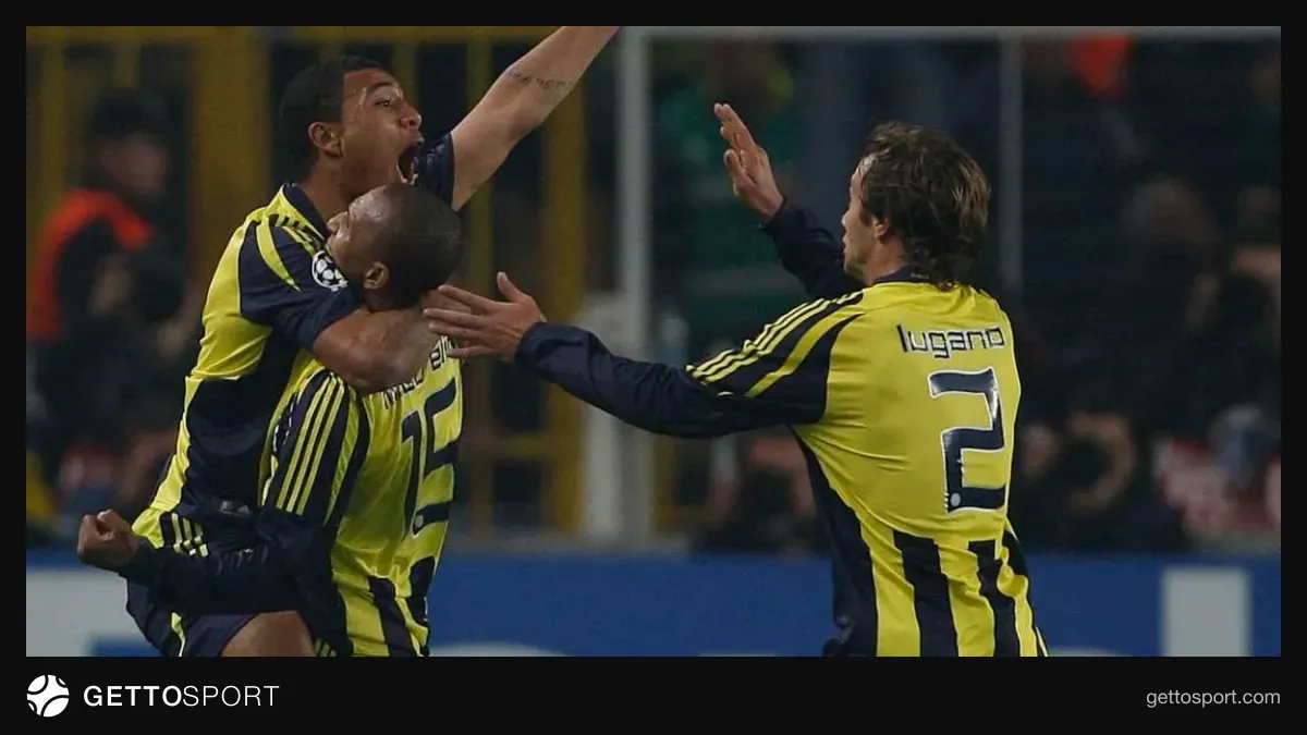 Fenerbahçe formasıyla sahada topa müdahale eden futbolcu