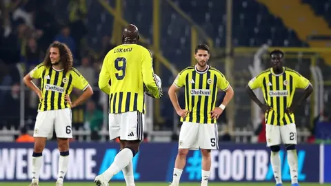 Fenerbahçe oyuncuları sahada koşu sırasında, maç anı