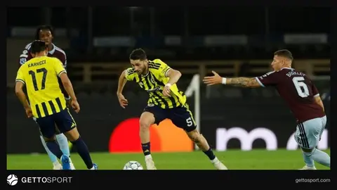Fenerbahçe oyuncuları Aston Villa maçında sahada düşünceli görüntü