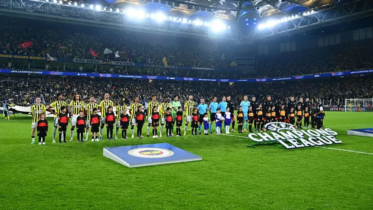Fenerbahçe oyuncuları sahada maç esnasında