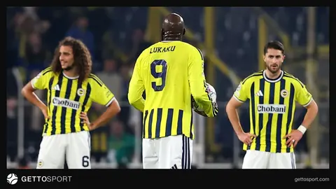 Fenerbahçe oyuncuları Slavia Prag maçında mücadele ederken