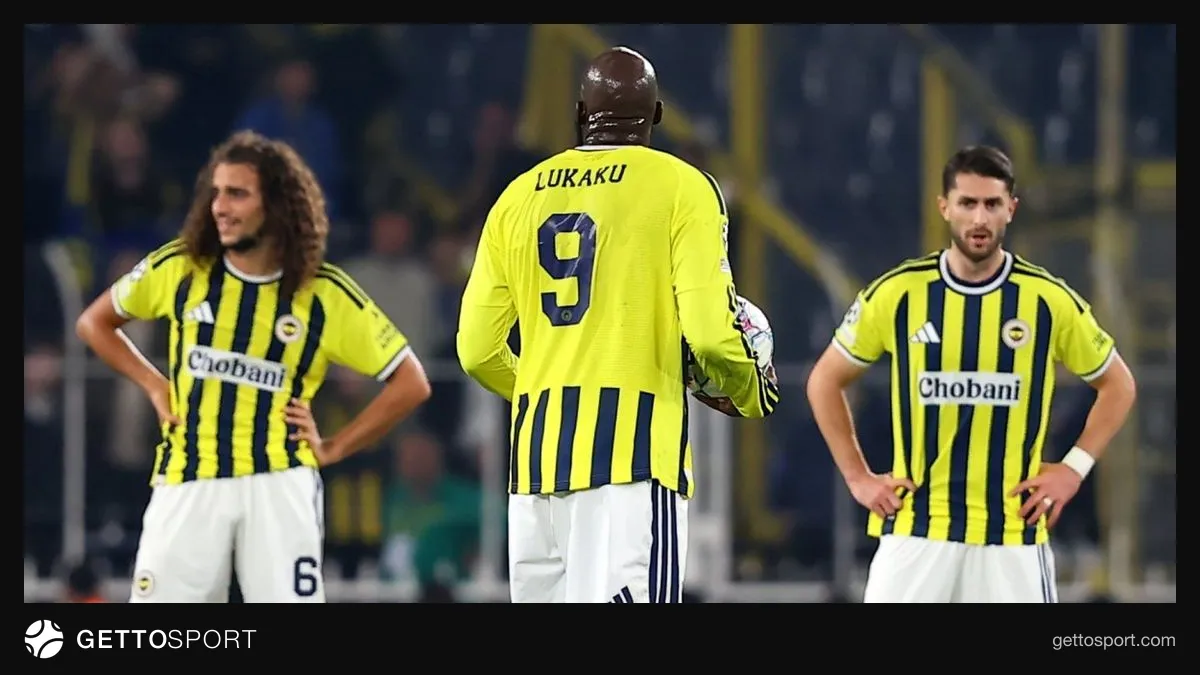 Fenerbahçe oyuncuları Slavia Prag maçında mücadele ederken