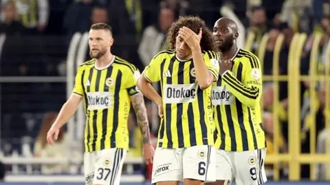 Fenerbahçe oyuncuları savunmada konsantre olmaya çalışırken maç anı